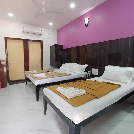 Hotel Yogiraj เชอร์ดี ภายนอก รูปภาพ