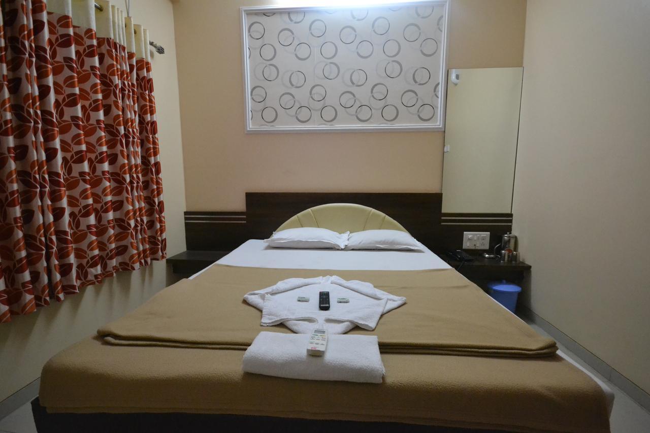 Hotel Yogiraj เชอร์ดี ภายนอก รูปภาพ