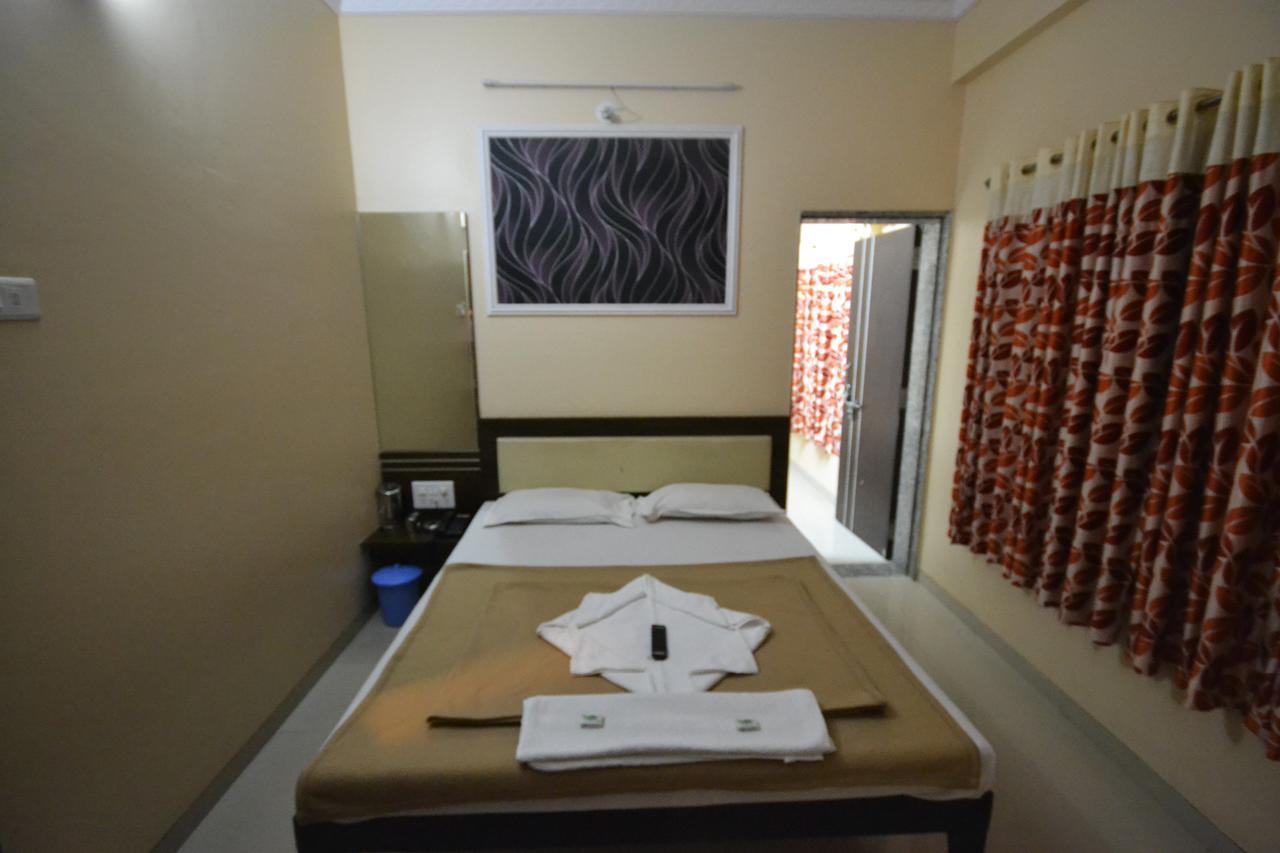Hotel Yogiraj เชอร์ดี ภายนอก รูปภาพ