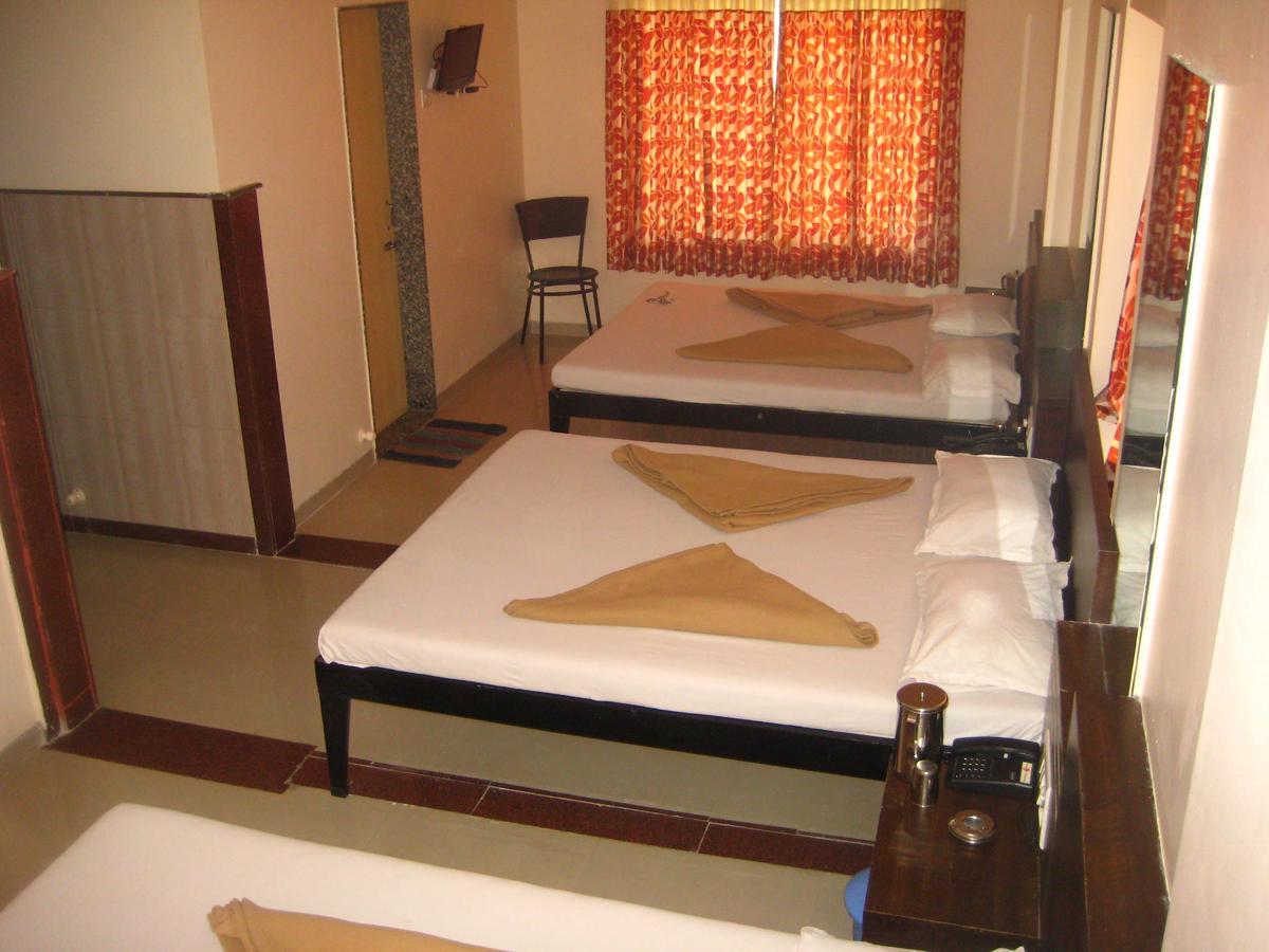 Hotel Yogiraj เชอร์ดี ภายนอก รูปภาพ