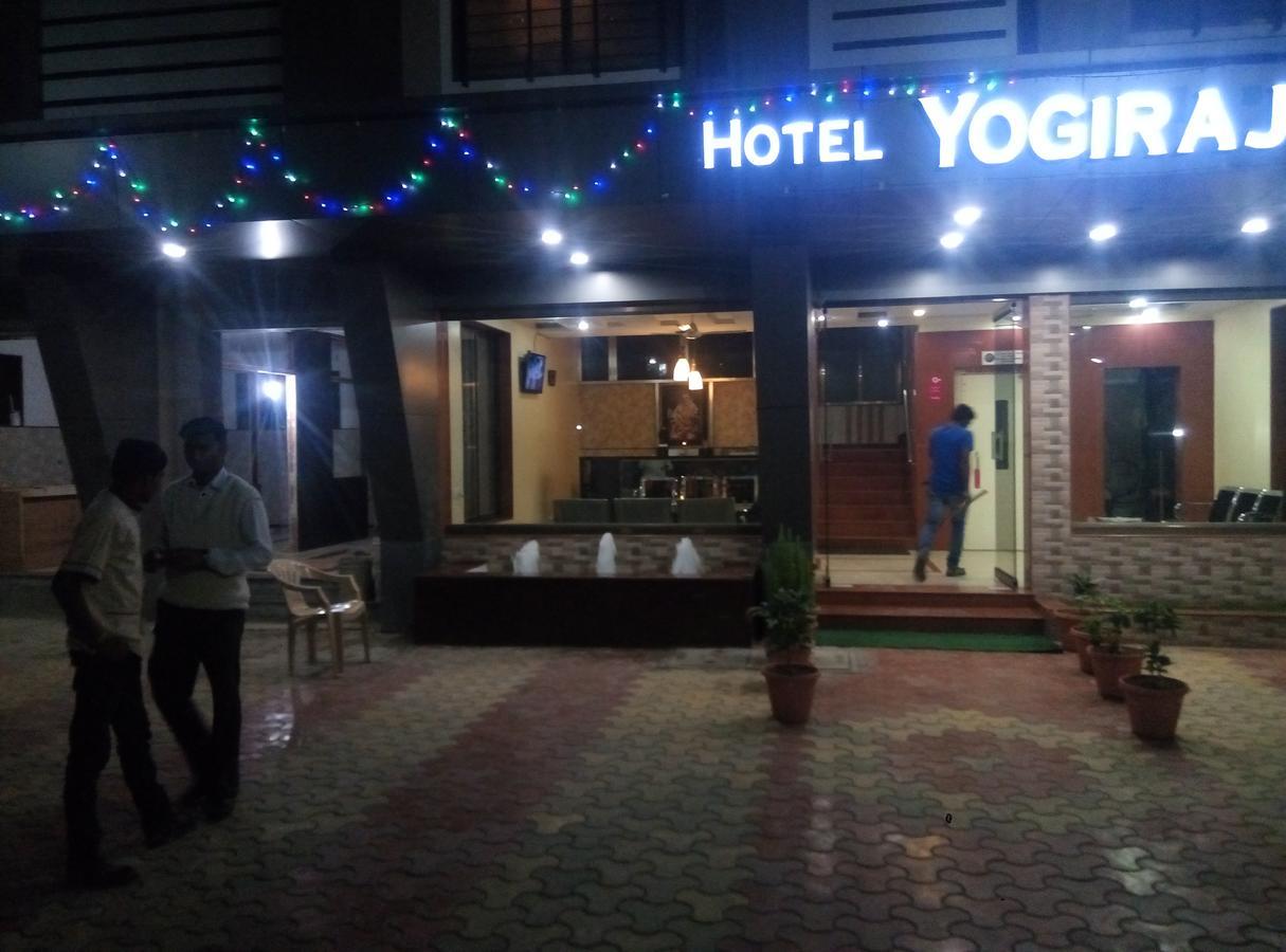 Hotel Yogiraj เชอร์ดี ภายนอก รูปภาพ